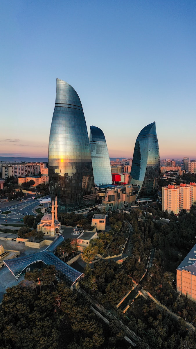 eSIM Azerbeidzjan high rise building during night time