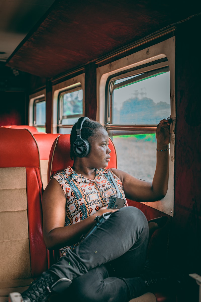 eSIM Democratische Republiek Congo a woman sitting on a train looking out the window