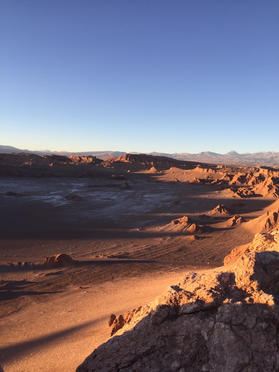 eSIM Chili brown rocky shore near body of water during daytime